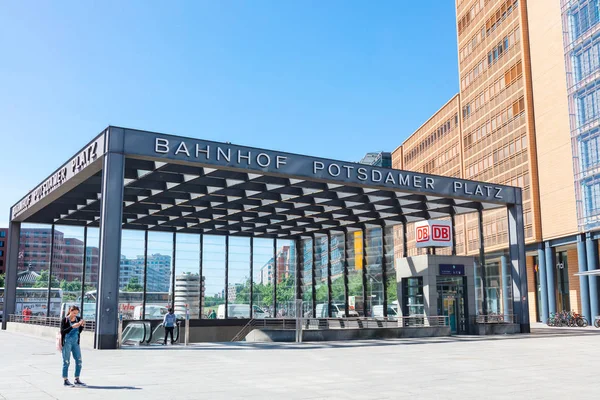 Berlin Almanya Haziran 2018 Potsdamer Platz Bahnhof Etkileyici Gölgelik — Stok fotoğraf