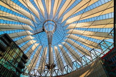 Berlin, Almanya - 9 Haziran 2018: Sony Merkezi, Berlin, Almanya Potsdamer Platz'ta bulunan bir bina Sony sponsorluğunda karmaşık muhteşem çatı.