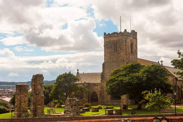 Историческая Церковь Святой Марии Скарборо Северный Йоркшир Стоит Высоко Над — стоковое фото