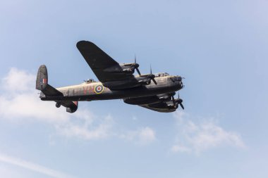 Saddleworth, İngiltere - 11 Ağustos 2018: Lancaster bombacı anma uçuş Ww2 gün.