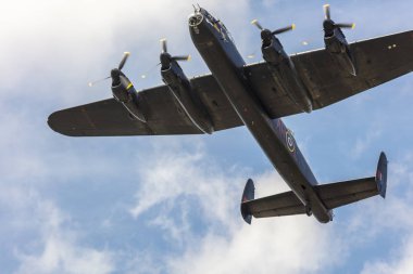 Saddleworth, İngiltere - 11 Ağustos 2018: Lancaster bombacı anma uçuş Ww2 gün.