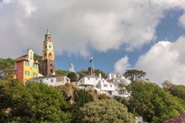 Portmeirion, Kuzey Galler, Birleşik Krallık, Clough Williams-Ellis tarafından inşa İtalyan köyü popüler turistik beldesi.