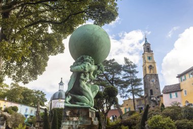 Portmeirion holiday resort köy North Wales, İngiltere'de William Brodie (1863) tarafından Herkül heykeli.