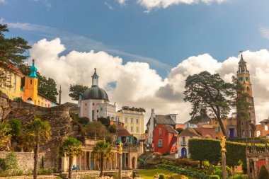Portmeirion, İngiltere - 12 Eylül 2018: Popüler turistik beldesi Portmeirion's İtalyan köyü tarzı mimaride Gwynedd, North Wales ile.