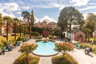 Portmeirion, İngiltere - 12 Eylül 2018: Popüler turistik beldesi Portmeirion's İtalyan köyü tarzı mimaride Gwynedd, North Wales ile.