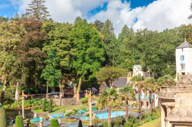 Portmeirion, İngiltere - 12 Eylül 2018: Popüler turistik beldesi Portmeirion's İtalyan köyü tarzı mimaride Gwynedd, North Wales ile.