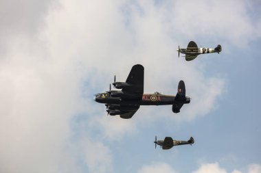 Saddleworth, İngiltere - 6 Ağustos 2016: Lancaster bombardıman ve iki Spitfire uçağı oluşumu anma uçuş Ww2 gün.