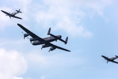 Saddleworth, İngiltere - 6 Ağustos 2016: Lancaster bombardıman ve iki Spitfire uçağı oluşumu anma uçuş Ww2 gün.