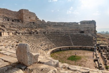 Aydın İli Türkiye'de Milet antik tiyatroda kalıntıları.