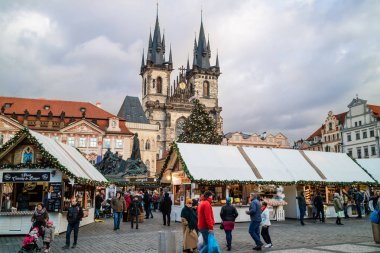 Eski Şehir Meydanı Prag, Çek Cumhuriyeti, Prag, Çek Cumhuriyeti - 12 Aralık 2018: şenlikli Noel pazarı.