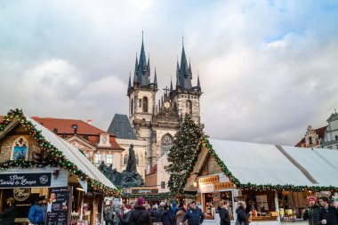 Eski Şehir Meydanı Prag, Çek Cumhuriyeti, Prag, Çek Cumhuriyeti - 12 Aralık 2018: şenlikli Noel pazarı.