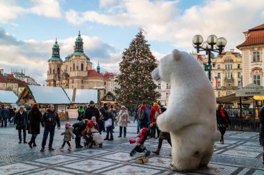 Prague, Çek Cumhuriyeti - 12 Aralık 2018: neşeli Noel pazarı ve eğlence, Eski Şehir Meydanı Prag, Çek Cumhuriyeti.