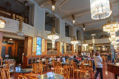 Prag, Çek Cumhuriyeti - 12 Aralık 2018: Ünlü zengin Kavarna Obecni dum şehrin merkezinde klasik zarif 20.yüzyılın kafede olduğunu.