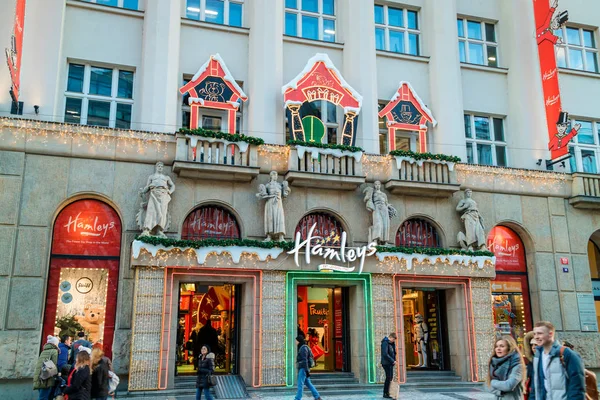 プラハ チェコ共和国 2018 Hamleys プラハは中央ヨーロッパで最大の玩具を格納ようにすべてプラハの最大の玩具店 — ストック写真
