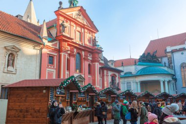 Prague, Çek Cumhuriyeti - 13 Aralık 2018: St George's Basilica yakınındaki Prag Kalesinde popüler Noel pazarı ziyaret turistler.