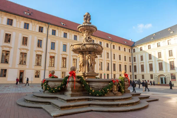 在捷克布拉格城堡的第二个庭院里 装饰华丽的巴洛克科尔喷泉也被称为狮子喷泉 — 图库照片