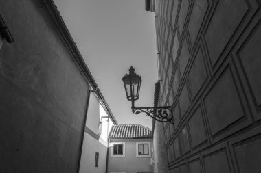 Siyah ve beyaz Prague, Çek Cumhuriyeti karmaşık kale içinde küçük dar sokak.