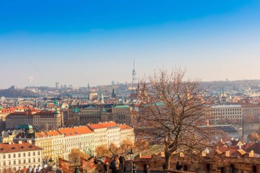 Cityscape, Prague, Çek Cumhuriyeti Charles Prag Kalesi haliyle Köprüsü ile.