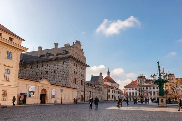 Güzel Rönesans Bina Schwarzenberg Sarayı Ile Prag Kalesi Alan — Stok fotoğraf