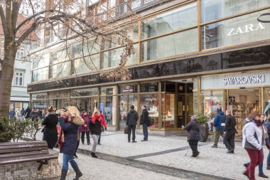Prag, Çek Cumhuriyeti - 12 Aralık 2018: Na Prikope, Na Prikopech veya Prikopy, Prag'ın merkezi bağlantı Wenceslas Meydanı Cumhuriyet Meydanı ile bir alışveriş caddesi olan. 