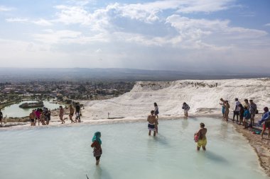 Türkiye, Pamukkale - 13 Ekim 2018: Beyaz Traverten Pamukkale veya pamuk Palace teraslarında ile Denizli ili Türkiye'de mineral bakımından zengin termal sularda.