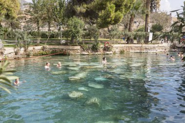 Türkiye, Pamukkale - 13 Ekim 2018: Kleopatra'nın antika havuzu da modern kaplıca tesisi bu tarihi şifa suları tadını çıkaracaksınız olduğunu.