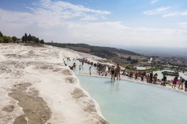 Türkiye, Pamukkale - 13 Ekim 2018: Beyaz Traverten Pamukkale veya pamuk Palace teraslarında ile Denizli ili Türkiye'de mineral bakımından zengin termal sularda.