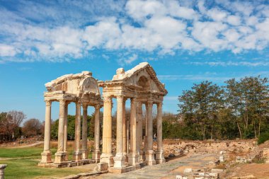 Helenistic kent Aphrodisias Batı Anadolu, Türkiye'de arkeolojik bir yerinde Tetrapylon (anıtsal kapısı).