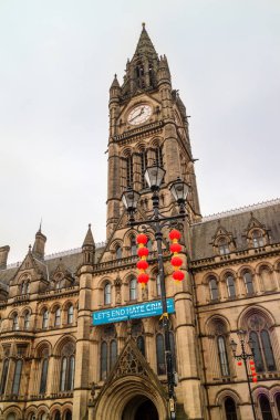 Manchester, İngiltere - 5 Şubat 2019: Kırmızı fener süslemeleri Manchester'ın Albert Meydanı hazırlık için Çin yeni yılı.