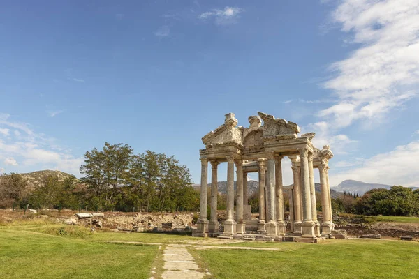 Helenistic Aphrodisias 아나톨리아 터키에서의 고고학 사이트에서 Tetrapylon 기념비적인 게이트 — 스톡 사진