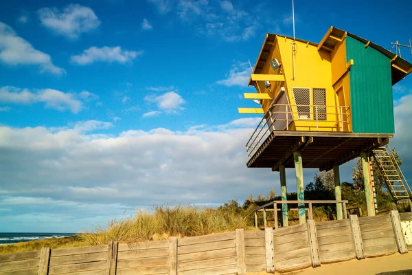 Torre Osservazione Del Bagnino Dai Colori Vivaci Sulla Spiaggia Sabbiosa — Foto Stock