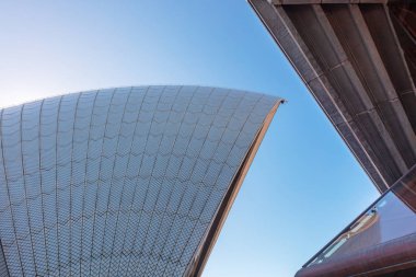 Sidney, Avustralya - 1 Nisan 2019: Sydney Harbour'daki Sydney Opera Binası'nın karo çatı detayı en ünlü ve ayırt edici binalardan biridir..