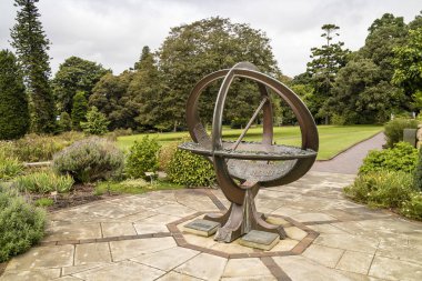 Sidney, Avustralya - 5 Nisan 2019: Kraliyet Botanik Bahçeleri'nde John Ward ve Margaret Folkard tarafından Herb Garden Sundial.