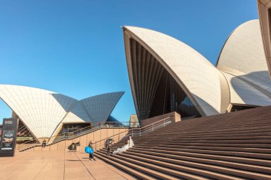 Sidney, Avustralya - 1 Nisan 2019: Sydney Opera House binası düğün fotoğrafçılığı için popüler bir mekandır.