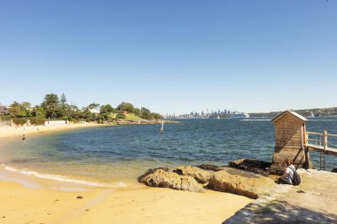 Sidney, Avustralya - 31 Mart 2019: Sydney yakınlarındaki Watson's Bay'de Priştine Camp Cove plajı, Avustralya.