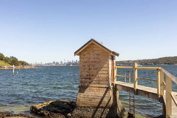 Sydney Avustralya Yakınlarındaki Camp Cove Plajda Soyma Boya Küçük Iskele — Stok fotoğraf