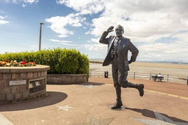 Morecambe, İngiltere - 2 Temmuz 2019: Ünlü İngiliz komedyen Eric Morecambe'nin Bronz heykeli Morecambe'nin Lancashire kasabasının sahilinde.