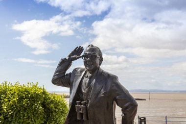 Morecambe, İngiltere - 2 Temmuz 2019: Ünlü İngiliz komedyen Eric Morecambe'nin Bronz heykeli Morecambe'nin Lancashire kasabasının sahilinde.