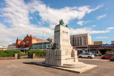 Morecambe, İngiltere - 2 Temmuz 2019: Thomas Hayton Mawson tarafından tasarlanan Morecambe, Lancashire'daki Marine Road'daki savaş anıtı bronz bir aslanla granitte.