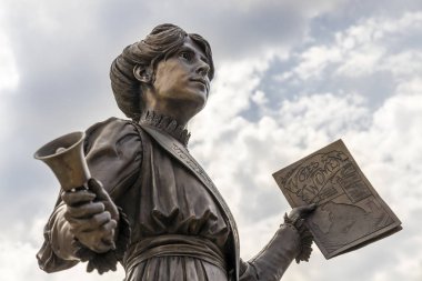 Oldham, Ingiltere-25 Temmuz 2019: Annie Kenny 'nin bronz heykeli, siyasi aktivist ve ev yetiştiricisi olan kadın sosyal ve siyasi Birliği için Oldham, Ingiltere 'nin merkezinde.