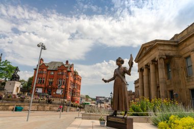 Oldham, Ingiltere-25 Temmuz 2019: Annie Kenny 'nin bronz heykeli, siyasi aktivist ve ev yetiştiricisi olan kadın sosyal ve siyasi Birliği için Oldham, Ingiltere 'nin merkezinde.