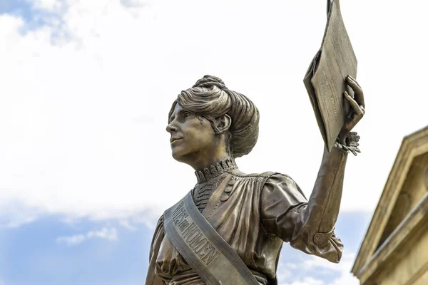 オールドハム 2019年7月25日 アニー ケニーの政治活動家のブロンズ像と イングランドのオールドハム中心部にある女性社会政治連合のための自家製のスフラゲッテ — ストック写真