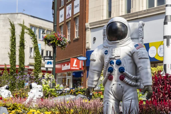 奥德姆 兰开夏郡 2019年7月25日 美国宇航员在市中心登陆月球主题社区花园的外星人景观 — 图库照片