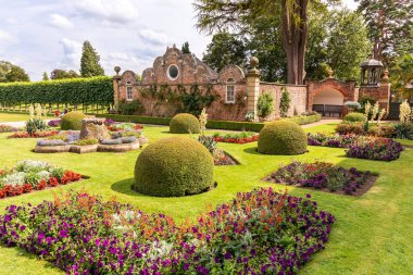 Erddig Hall 'un 18. yüzyıl bahçeleri 17. yüzyılın tarihi köşkü ve Shropshire' da en çok ziyaret edilen görkemli evlerinden biri..