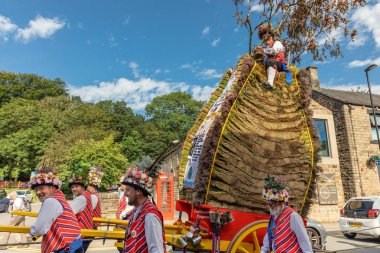 Saddleworth, İngiltere - 24 Ağustos 2019: Uppermill köyündeki Saddleworth Rushcart Festivali'nde geçit töreni.