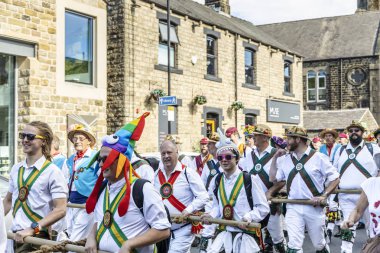 Saddleworth, İngiltere - 24 Ağustos 2019: Uppermill köyündeki Saddleworth Rushcart Festivali'nde geçit töreni.