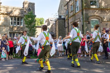 Saddleworth, İngiltere - 24 Ağustos 2019: Uppermill köyündesaddleworth Rushcart Festivali'nde Morris dans.