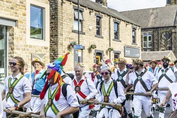 Saddleworth, İngiltere - 24 Ağustos 2019: Uppermill köyündeki Saddleworth Rushcart Festivali'nde geçit töreni.