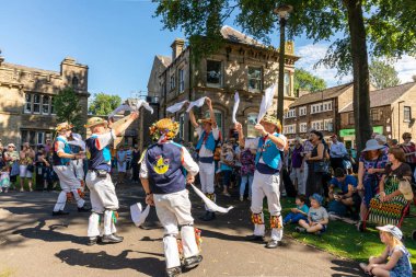 Saddleworth, İngiltere - 24 Ağustos 2019: Uppermill köyündesaddleworth Rushcart Festivali'nde Morris dans.