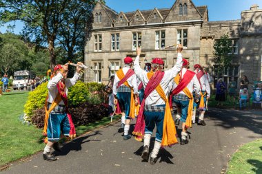 Saddleworth, İngiltere - 24 Ağustos 2019: Uppermill köyündesaddleworth Rushcart Festivali'nde Morris dans.